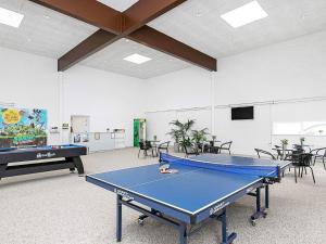 ein Zimmer mit einer Tischtennisplatte in der Unterkunft Alluring Holiday Home in Blokhus with Swimming Pool in Brovst