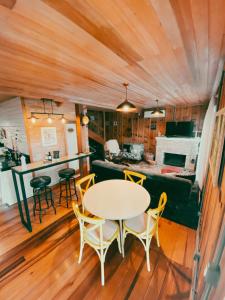 a dining room and kitchen in a tiny house at Chalé do Lago in São Francisco de Paula