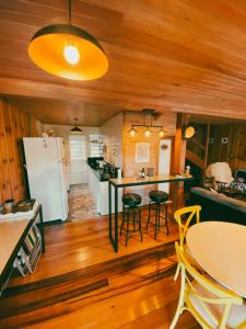 Dapur atau dapur kecil di Chalé do Lago