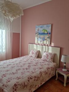 1 dormitorio con 1 cama y una pintura en la pared en Mar, en Isla del Moral