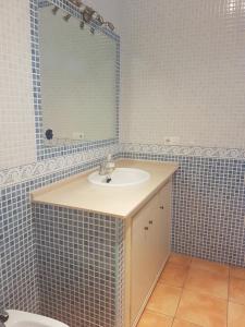 ein Bad mit einem Waschbecken und einem Spiegel in der Unterkunft Mar in Isla del Moral
