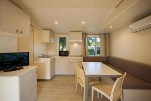 O bucătărie sau chicinetă la Mobilehomes in Sirmione/Gardasee 22177