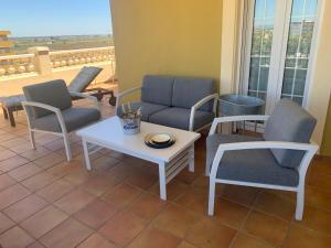 sala de estar con sofá, sillas y mesa en Atico en Primera Linea de Playa con Vistas al Mar 3 dormitorios en Isla Canela