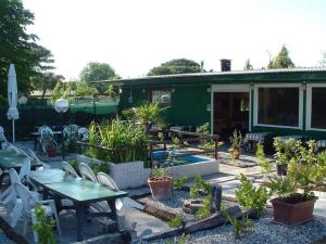 a garden with a table and chairs and a building at Mobilehomes in Cavallino-Treporti 33773 in Cavallino-Treporti