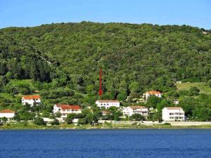 a group of houses on the shore of a mountain at Holiday house in Supetarska Draga - Insel Rab 36083 in Supetarska Draga