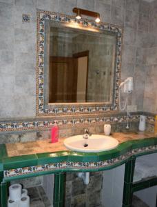 a bathroom with a sink and a mirror at Casa Rural La Higuera I Puy du Fou in Pulgar