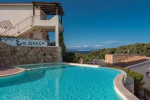 einen Pool vor einer Villa in der Unterkunft Holiday home in Baja Sardinia 30355 in Cannigione