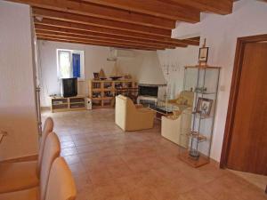 ein großes Wohnzimmer mit Sofas und einem Kamin in der Unterkunft Holiday home in Veli Losinj 36387 in Veli Lošinj