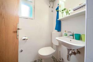 Phòng tắm tại Apartment in Vrbnik - Insel Krk 35995 +28 ảnh