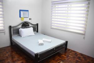 - une chambre avec un lit et 2 serviettes dans l'établissement La Casa Vacanze PH Private villa w/ swimming pool, à Batangas City