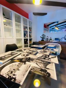 uma sala de jantar com uma mesa de vidro com fotografias em Apartamento Rural La Bandolera em El Bosque