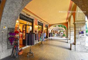 een winkelcentrum met een heleboel winkels bij Casina in Bellagio