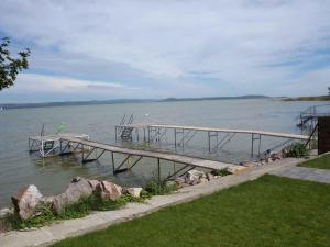 doku w środku wody w obiekcie Holiday Homes in Balatonszarszo 20090 w mieście Balatonszárszó