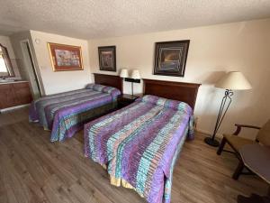 Postel nebo postele na pokoji v ubytování Round-Up Motel