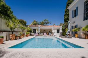 - une piscine dans l'arrière-cour d'une maison dans l'établissement SERRENDY Villa in Cap dAntibes near beaches, à Antibes