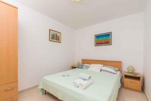 Кровать или кровати в номере Apartment in Klimno/Insel Krk 13575