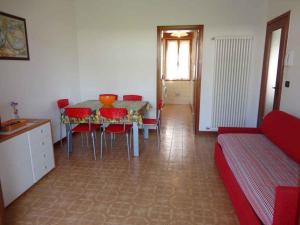 una camera con tavolo, sedie e letto di Apartment in Porto Santa Margherita 25147 a Porto Santa Margherita di Caorle