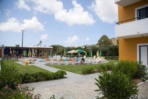 ein Resort mit Pool, Liegestühlen und Sonnenschirmen in der Unterkunft Manolis Studios in Kefalos