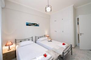2 camas en un dormitorio con paredes blancas en Apartment in the Center of Lefkas, en Lefkada