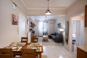 sala de estar con mesa de comedor y sala de estar en Apartment in the Center of Lefkas, en Lefkada