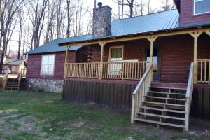 Gallery image of Hoot Nanny's Rustic Cabin on Mossy Creek in Cleveland