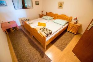 Postel nebo postele na pokoji v ubytování Apartments in Starigrad-Paklenica 6846