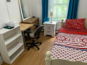 1 dormitorio con cama, escritorio y escritorio en Classical American House 4 en Brooklyn