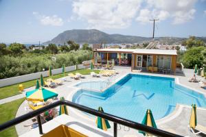 Blick auf den Pool in einem Resort in der Unterkunft Manolis Studios in Kefalos