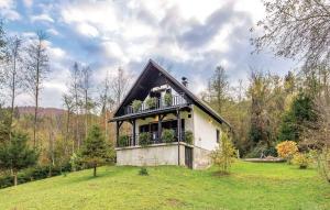 Casa pequeña con balcón en un campo en Holiday home in Turke/Gorski Kotar 35160, en Turke