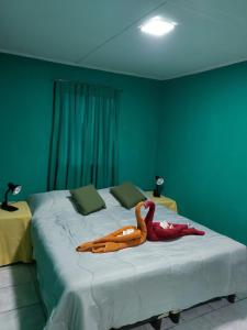 une chambre avec un lit avec un animal en peluche dessus dans l'établissement Cabaña vivir #2, à El Chalten