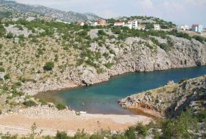 Una vista de un cuerpo de agua con una playa. en Holiday home in Cesarica 17117, en Cesarica