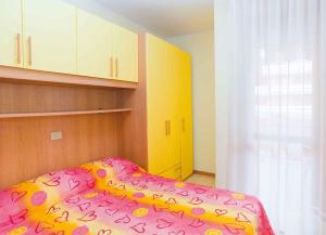 Tempat tidur dalam kamar di Apartments in Bibione 24559