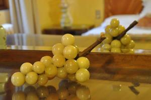 un montón de uvas sentadas sobre una mesa en Apartment in Vicchio/Toskana 31169, en Vicchio