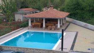 einen Pool mit Pavillon und ein Haus in der Unterkunft Apartments in Vantacici - Insel Krk 13154 in Vantačići