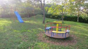 ein Park mit einem Spielplatz mit Rutsche in der Unterkunft Apartments in Vantacici - Insel Krk 13154 in Vantačići