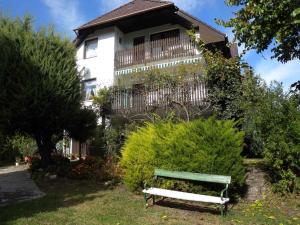 フォニョードにあるApartment in Fonyod/Balaton 18637の緑のベンチ