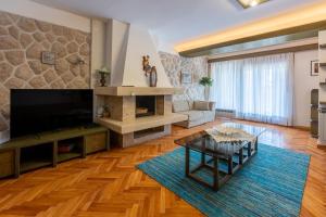 Televízia a/alebo spoločenská miestnosť v ubytovaní Apartment Aura