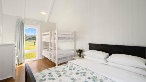 Ένα ή περισσότερα κρεβάτια σε δωμάτιο στο Te Whare Hipi - Martinborough Holiday Home