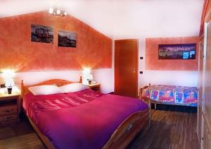 リーヴァ・デル・ガルダにあるApartment Riva del Garda/Gardasee 22160のベッドルーム1室(赤い大型ベッド1台付)