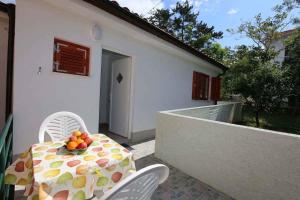 stół z misą owoców na balkonie w obiekcie Apartment in Silo/Insel Krk 13583 w mieście Šilo