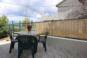 Balkon lub taras w obiekcie Apartment in Silo/Insel Krk 13583