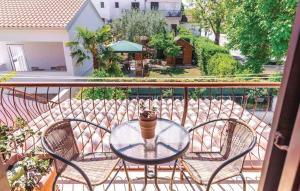 szklanym stołem i krzesłami na balkonie w obiekcie Apartment in Rovinj/Istrien 11802 w Rovinj