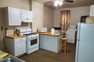 eine Küche mit weißen Geräten und einem weißen Kühlschrank in der Unterkunft Nice and cozy home for a business or family stay. in Johnstown