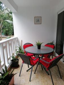 uma mesa de pátio e cadeiras numa varanda em Room in Guest room - Mono-local apartment type private garden Boca Chica resort em Boca Chica