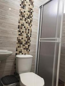 a bathroom with a toilet and a sink and a shower at Hermosa Casa en el centro de Santa Rosa de Cabal, sobre vía principal a 3 cuadras de la Plaza in Santa Rosa de Cabal