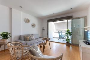 a living room with a couch and a table at Apartamento Frentemar 2 - Costa CarpeDiem in Calpe