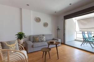 un soggiorno con divano e tavolo di Apartamento Frentemar 2 - Costa CarpeDiem a Calpe