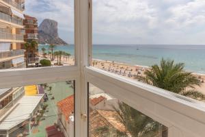una ventana del hotel con vistas a la playa en Apartamento Joya IV - Costa CarpeDiem, en Calpe
