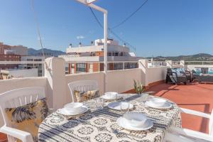 a table and chairs on a balcony with a boat at Pondarosa Penthouse 55 - Costa CarpeDiem in Calpe