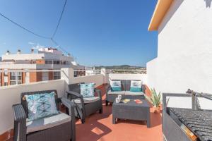 a patio with chairs and a table on a balcony at Pondarosa Penthouse 55 - Costa CarpeDiem in Calpe